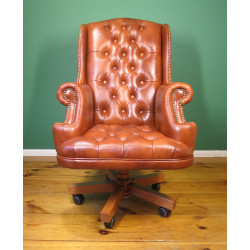 Fotel biurowy Chesterfield z pikowanym siedziskiem Edward w skórze