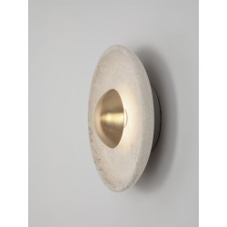 Okrągły kinkiet Saturn z kamienia – elegancja trawertynu i złota