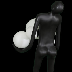 Lampa podłogowa WOMAN – czarna figura kobiety z kulami