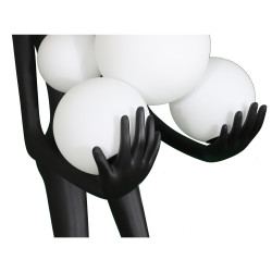 Lampa podłogowa WOMAN – czarna figura kobiety z kulami