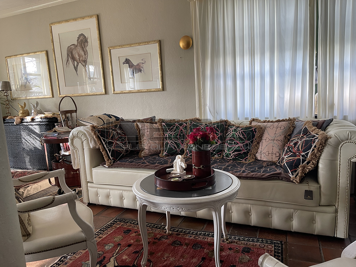 aranżacja ściany nad sofą 