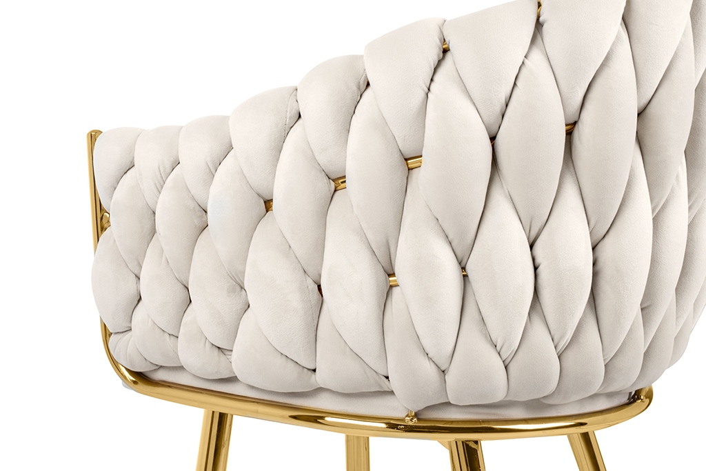 beżowe krzesło plecione ze złotymi nogami tresse