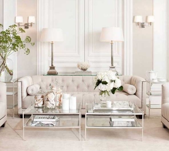 aranżacja eklektyczna z nowoczesną wersją sofy pikowanej w stylu angielskim