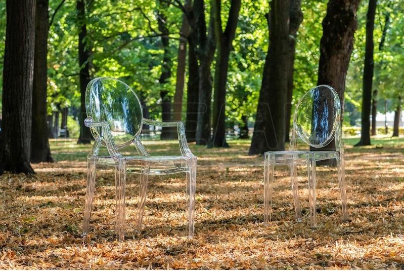 Przezroczyste krzesła inspirowane louis