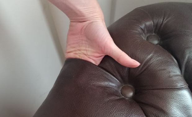 Fotel chesterfield z głębokim pikowaniem na zakładkę.