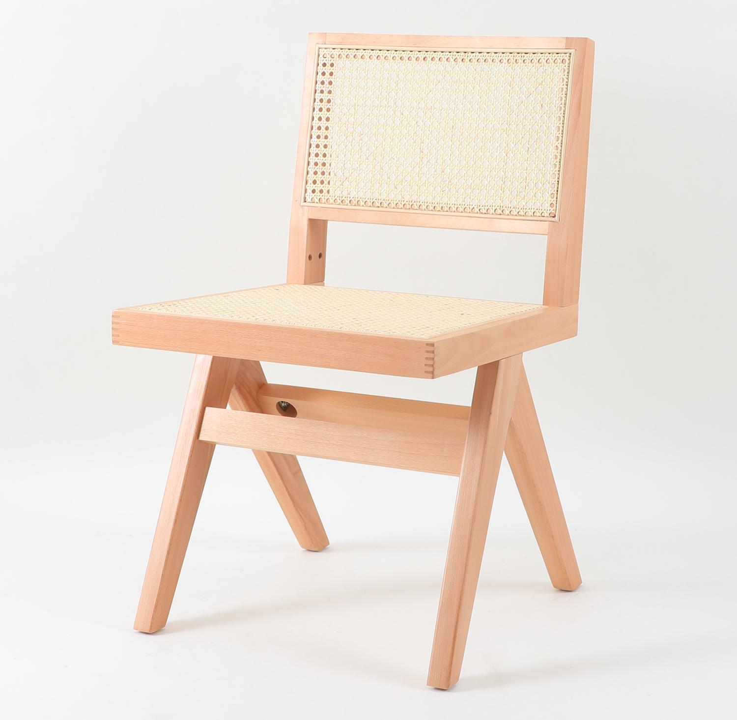 drewniane krzesło z ratanową plecionką Boho