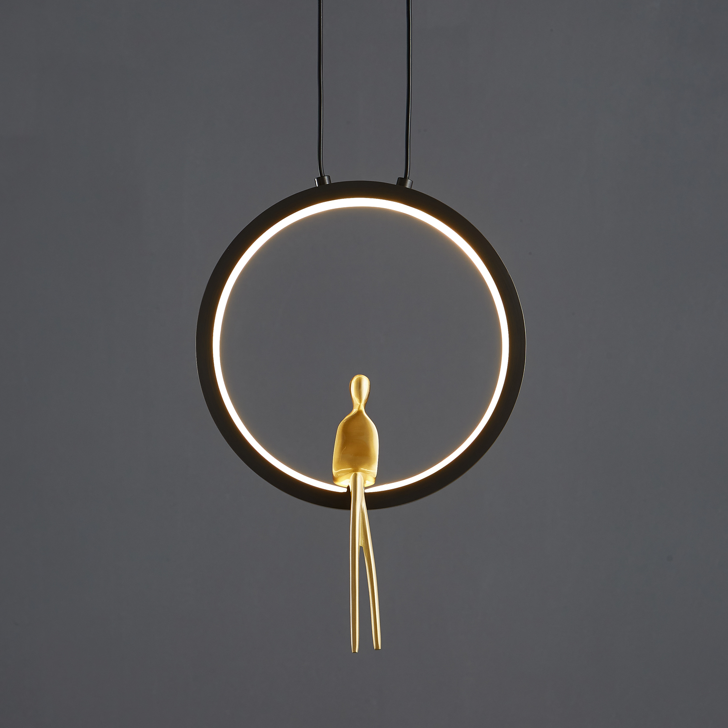 czarno złota lampa wiszaca Amici glamour dekoracja człowiek