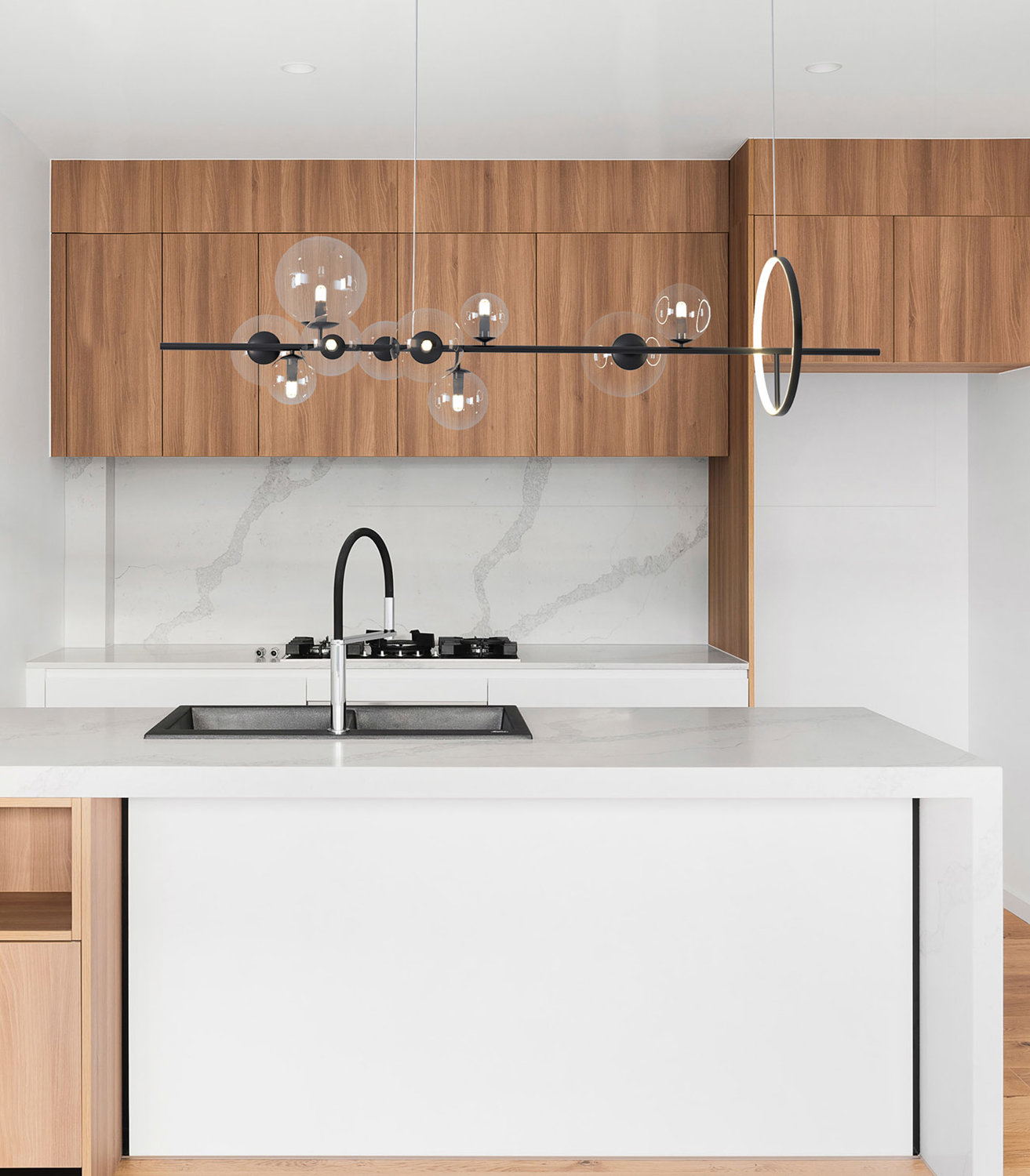 czarna lampa pozioma 120 nad wyspę Orion