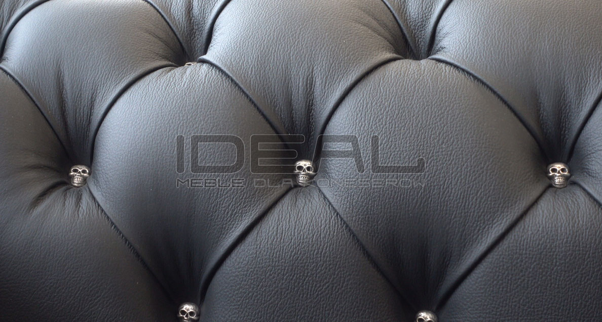 Sofa Chesterfield Classic w czarnej skórze naturalnej z guzikami czaszkami