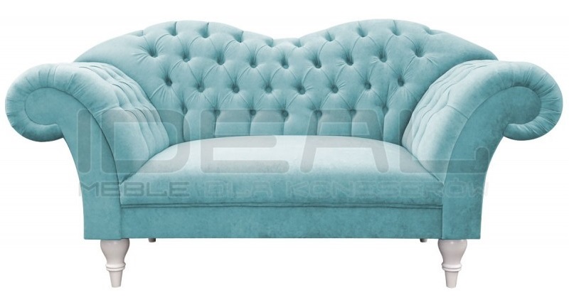 Chesterfield Sofa Madame na wysokich białych nogach w błękitnym pluszu